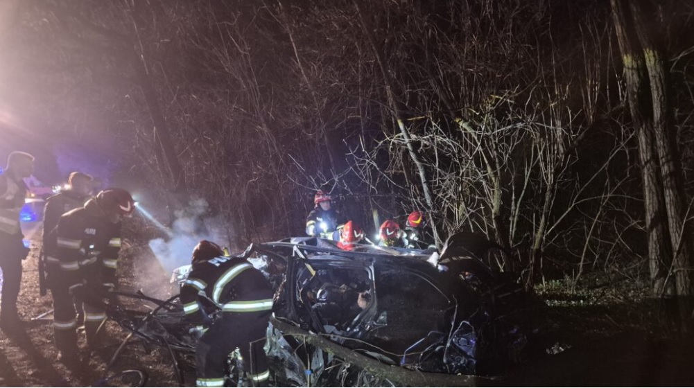 Accident grav în Neamț. Patru persoane au murit. Un bebeluș a fost scos din mașina în flăcări. Mama l-a protejat cu prețul vieții ei