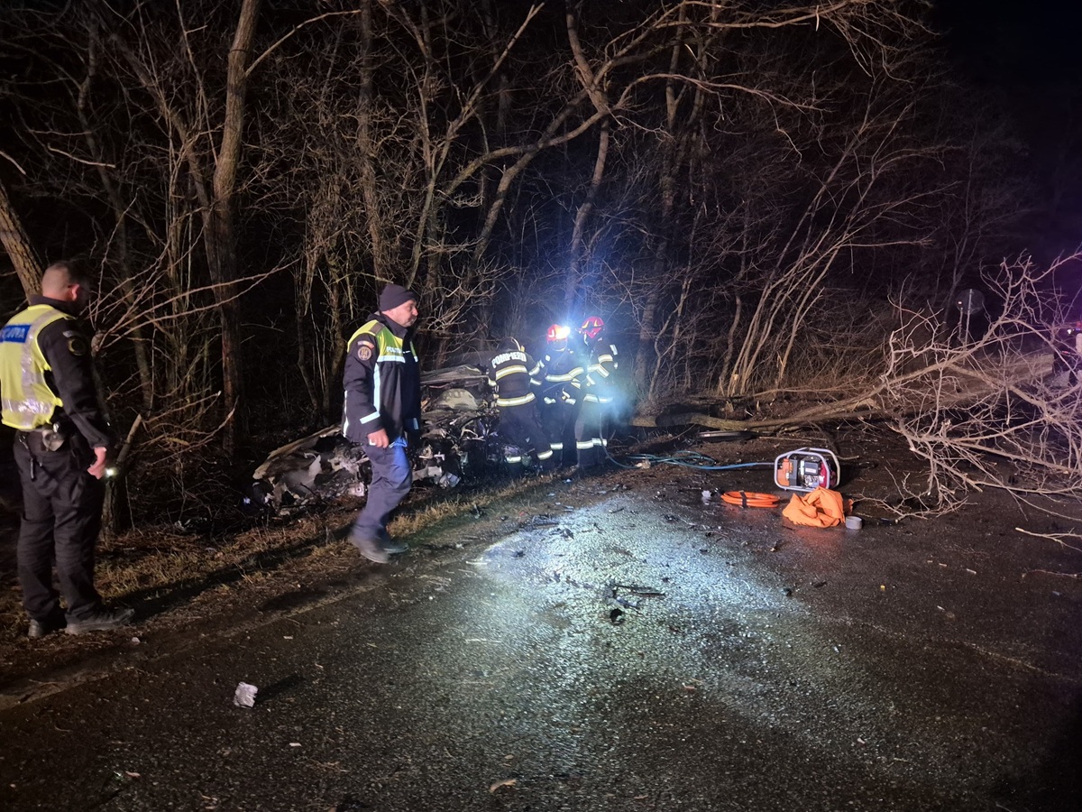 Imagini cumplite de la accidentul din Neamț, cu 4 morți și 3 răniți. Unul dintre șoferi a murit de ziua lui, celălalt ar fi trebuit să împlinească 20 de ani mâine. Un bebeluș de 5 luni a rămas orfan de ambii părinți VIDEO