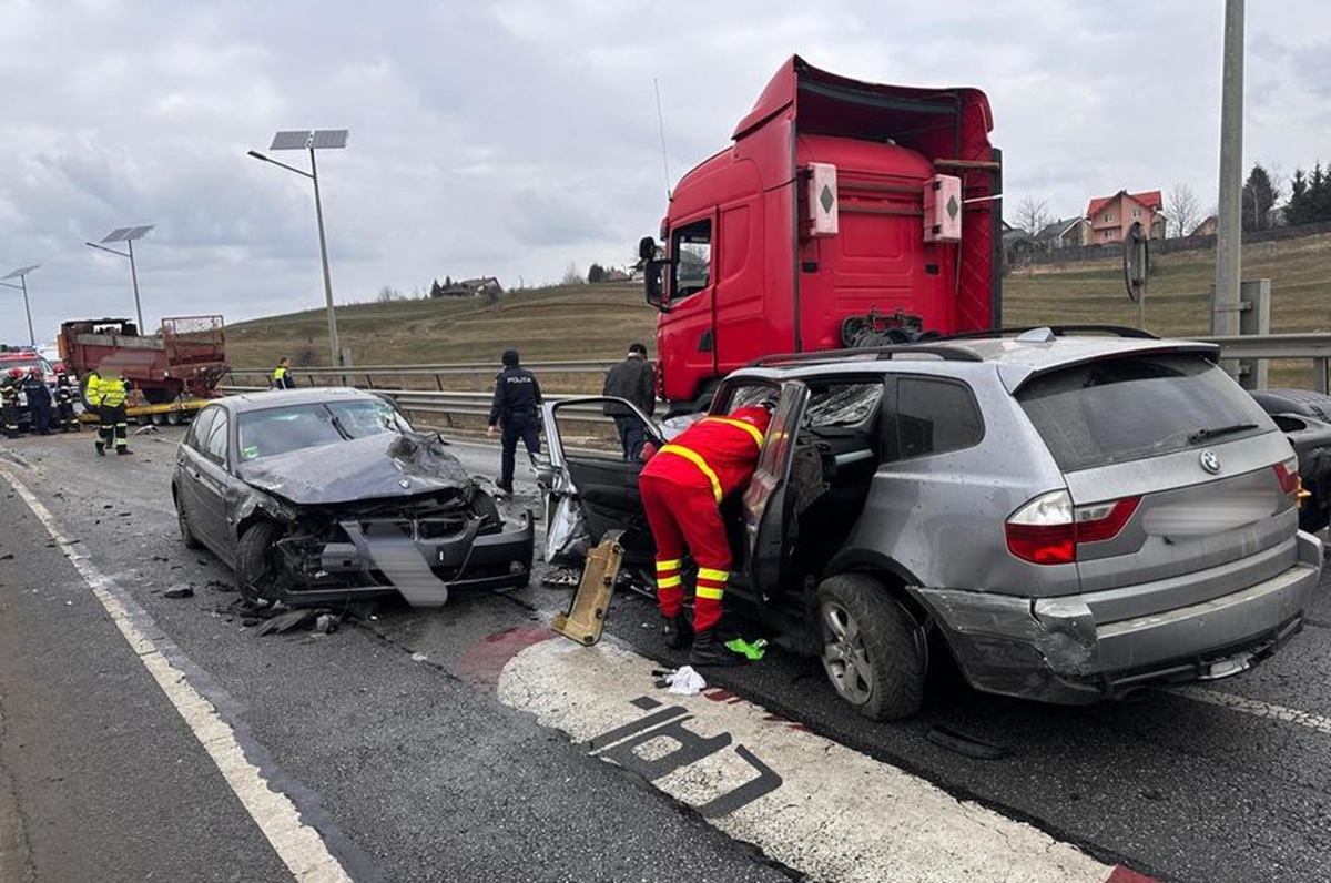 Accident grav în Suceava. 4 răniți, o victimă descarcerată de pompieri. Traficul este complet blocat