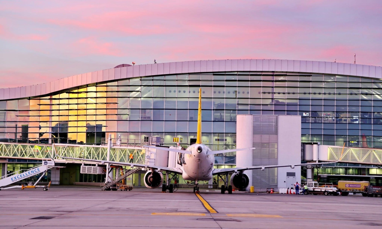 Au sosit primii români repatriați din Dubai. Alți 120 sunt încă blocați acolo. ”Ce am găsit pentru patru persoane a fost undeva la 22.000 de euro și am preferat să mai așteptăm”