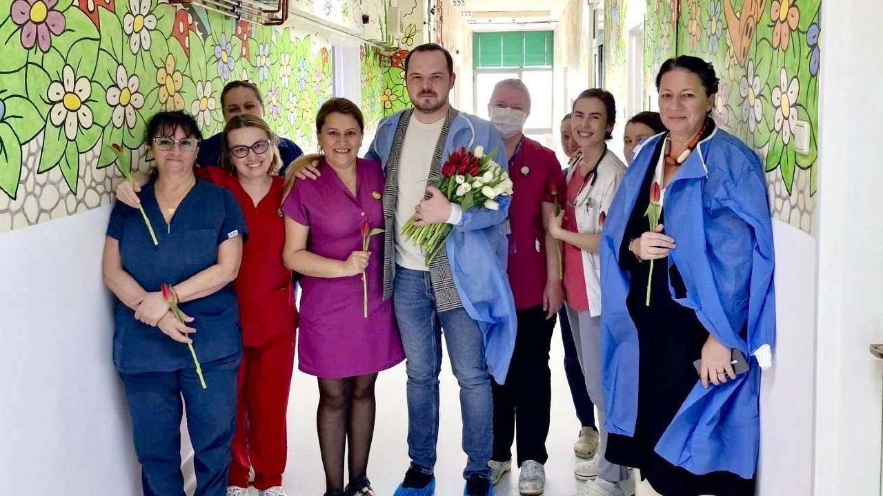 Alexandru Rogobete, vizită de 8 Martie la Maternitarea SUUB. Ministrul a oferit flori pacientelor și personalului medical: „Am vrut să fiu acolo unde viața începe și unde grija pentru oameni este reală”