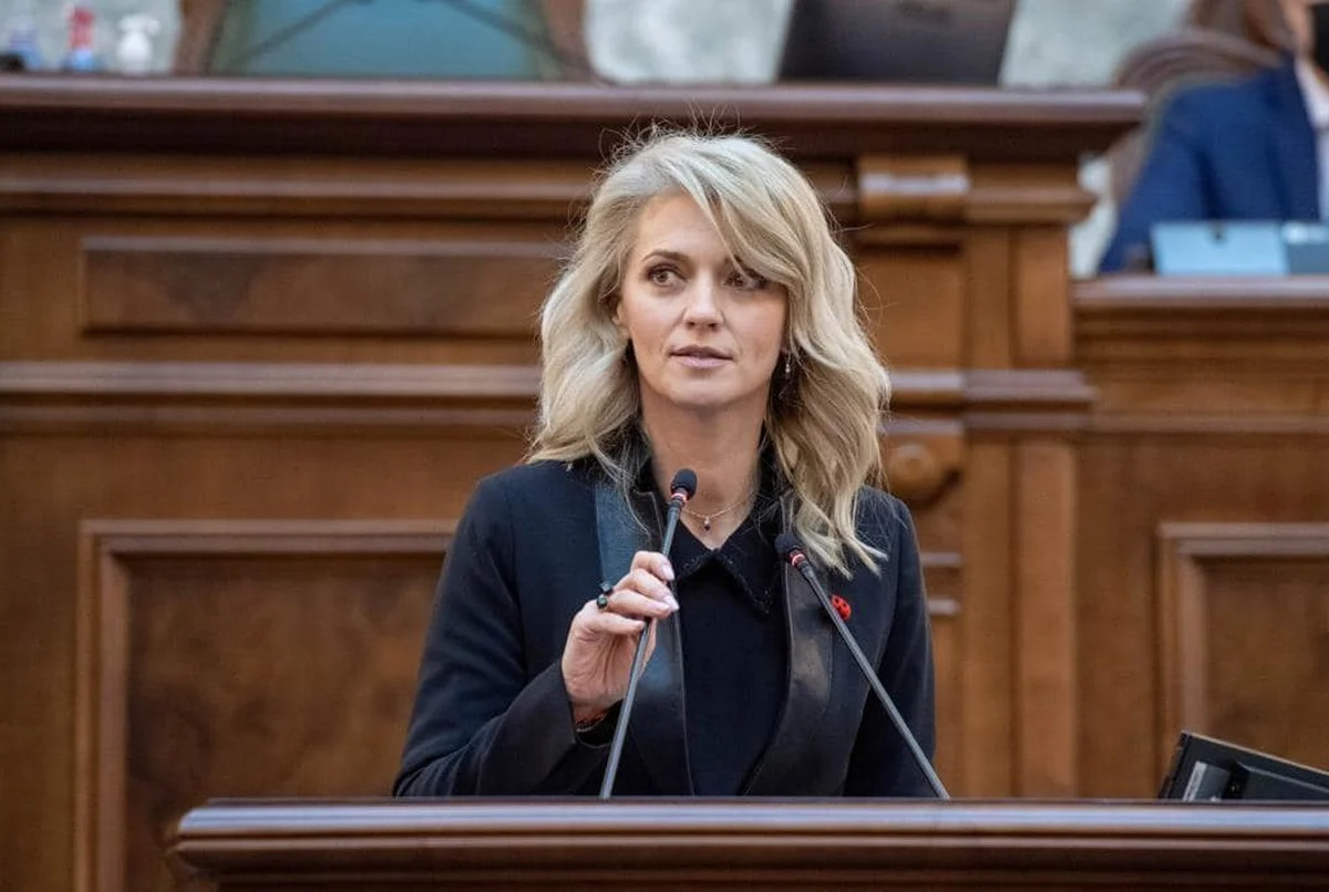 Au venit pedepsele pentru parlamentarii care au făcut scandal la votul privind nfolosirea bazei de la Kogălniceanu de forţele SUA. 50% din salariu tăiat pentru 3 luni