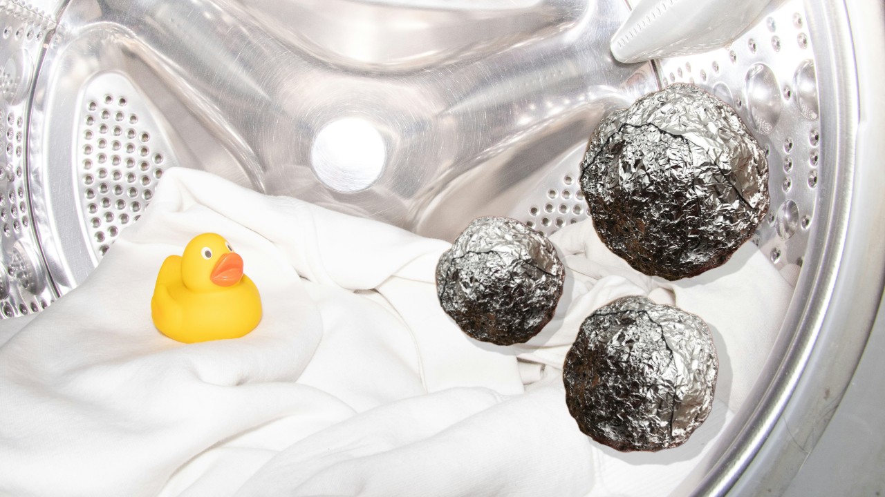Trucul cu folie de aluminiu în mașina de spălat. Metoda care te scapă de micile probleme enervante