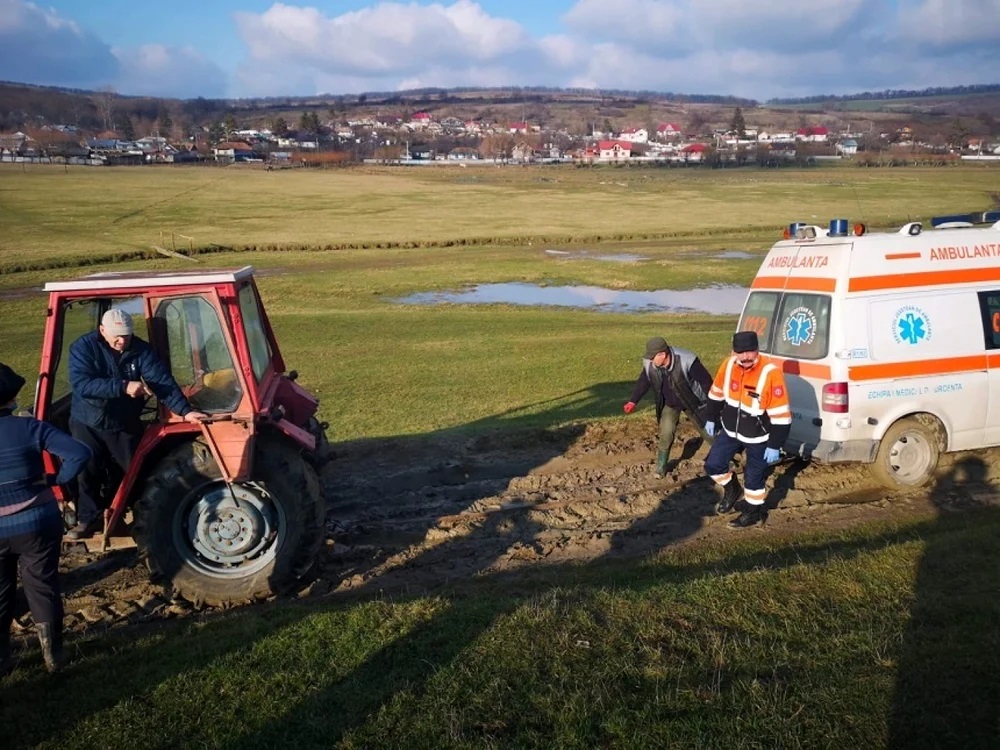 Un bebeluș născut prematur a murit după ce ambulanța trimisă să-l salveze s-a împotmolit în noroi