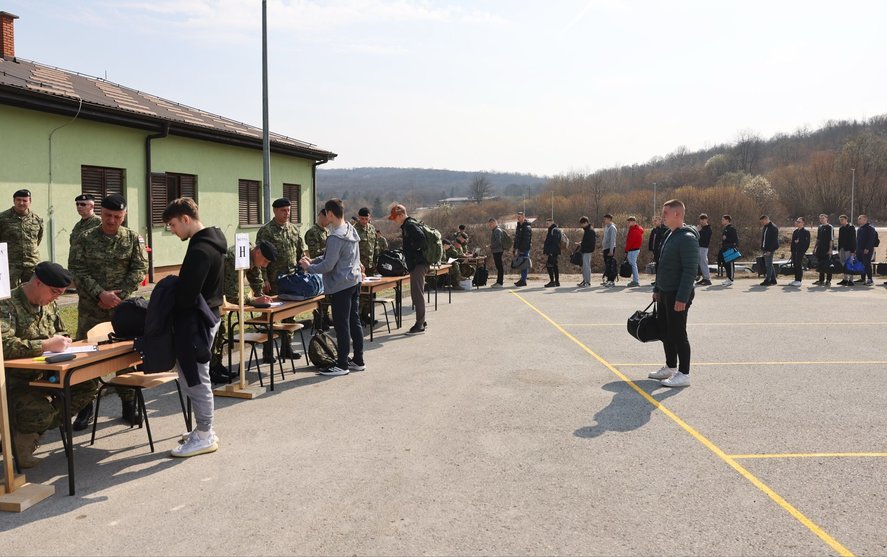 Coadă la recrutare! Croaţia a reintrodus armata obligatorie, Serbia urmează să-şi cheme tinerii „la oaste”