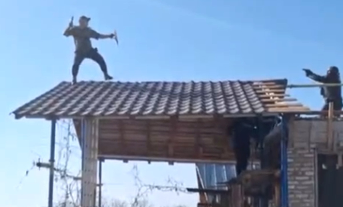 S-a crezut gladiator! Un bărbat din Argeș s-a urcat pe acoperișul casei cu sabie și scut și a început să amenințe mascații de la SAS. Polițiștii l-au împușcat, însă rănile nu-i pun în pericol viața VIDEO