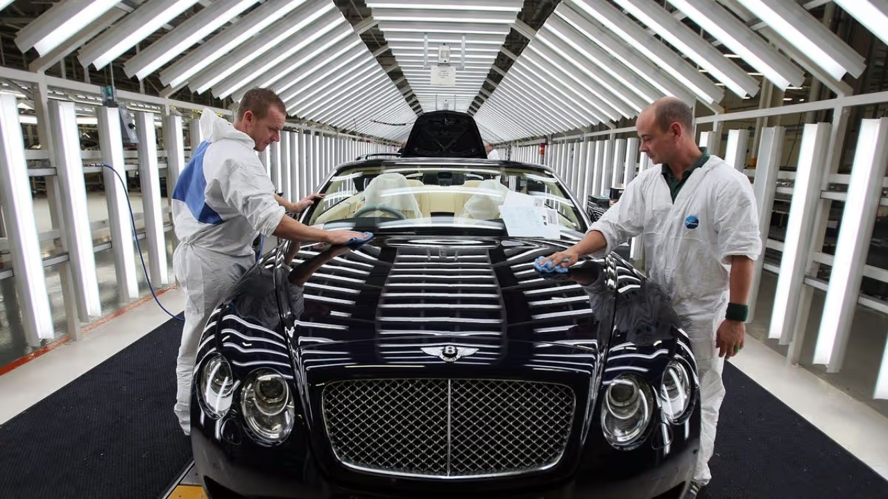 Bentley urmează să facă sute de restructurări. Problemele cu care se confruntă producătorul de automobile de lux