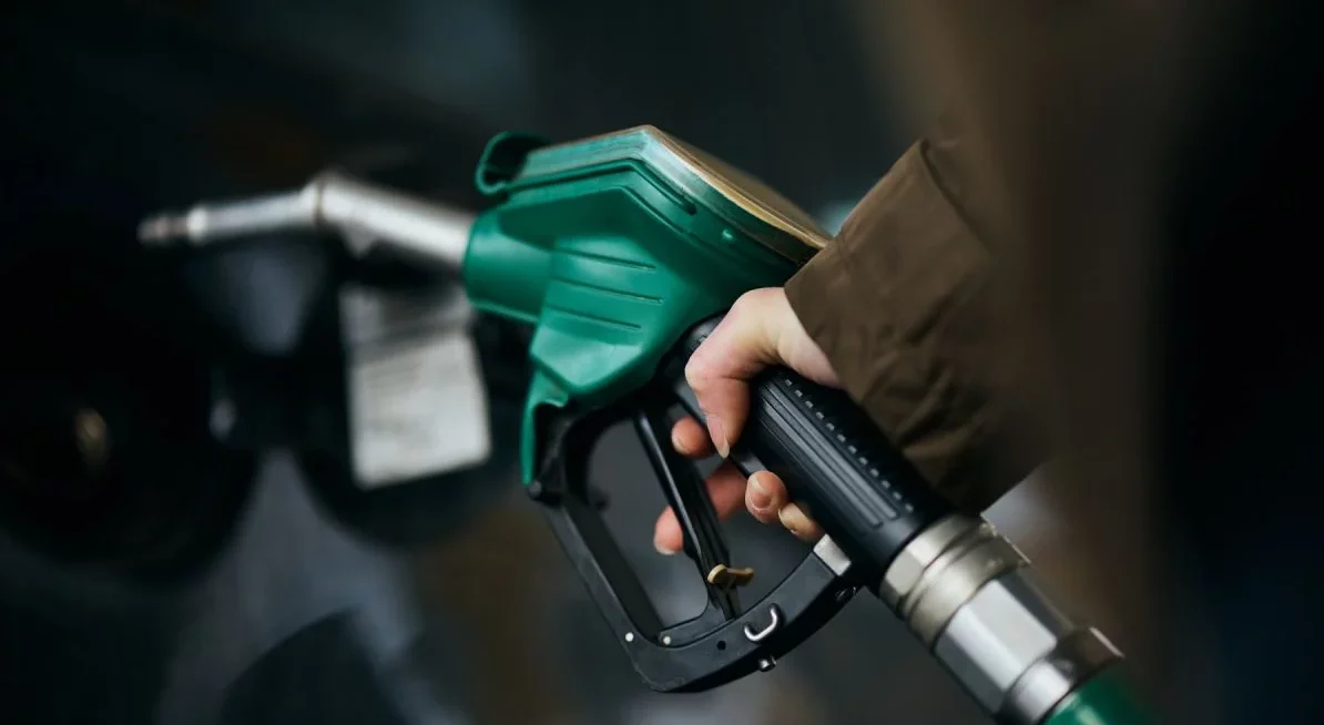 Benzina şi motorina se scumpesc din nou după trei zile de pauză. Creşteri uriaşe de preţ