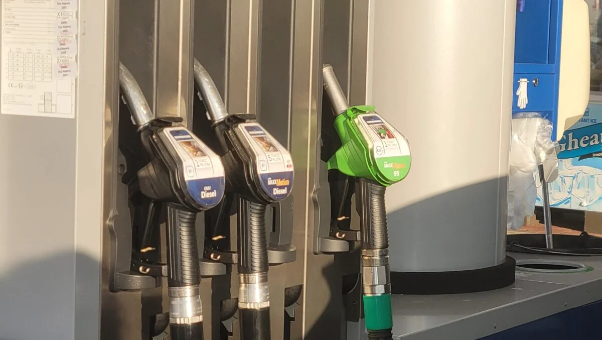 Guvernul stabileşte luni măsurile pentru stabilizarea preţului carburanţilor. Specialiştii avertizează că reducerea taxelor poate avea efecte grave: „Pot să apară probleme legate de plata anumitor pensii sau salarii”