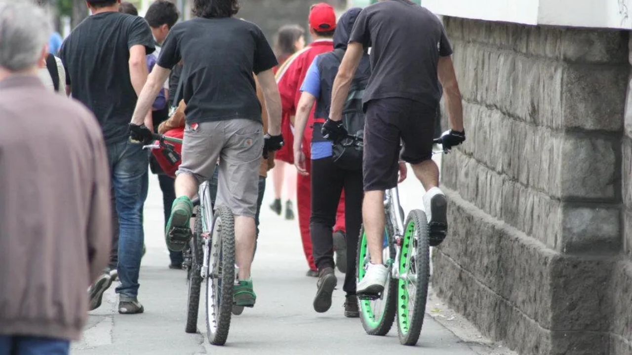 Cum a reușit un biciclist din București să primească despăgubiri de 100.000 de euro din cauza unei gropi. Avocatul său dezvăluie ce s-a întâmplat în procesul care a durat 12 ani de zile