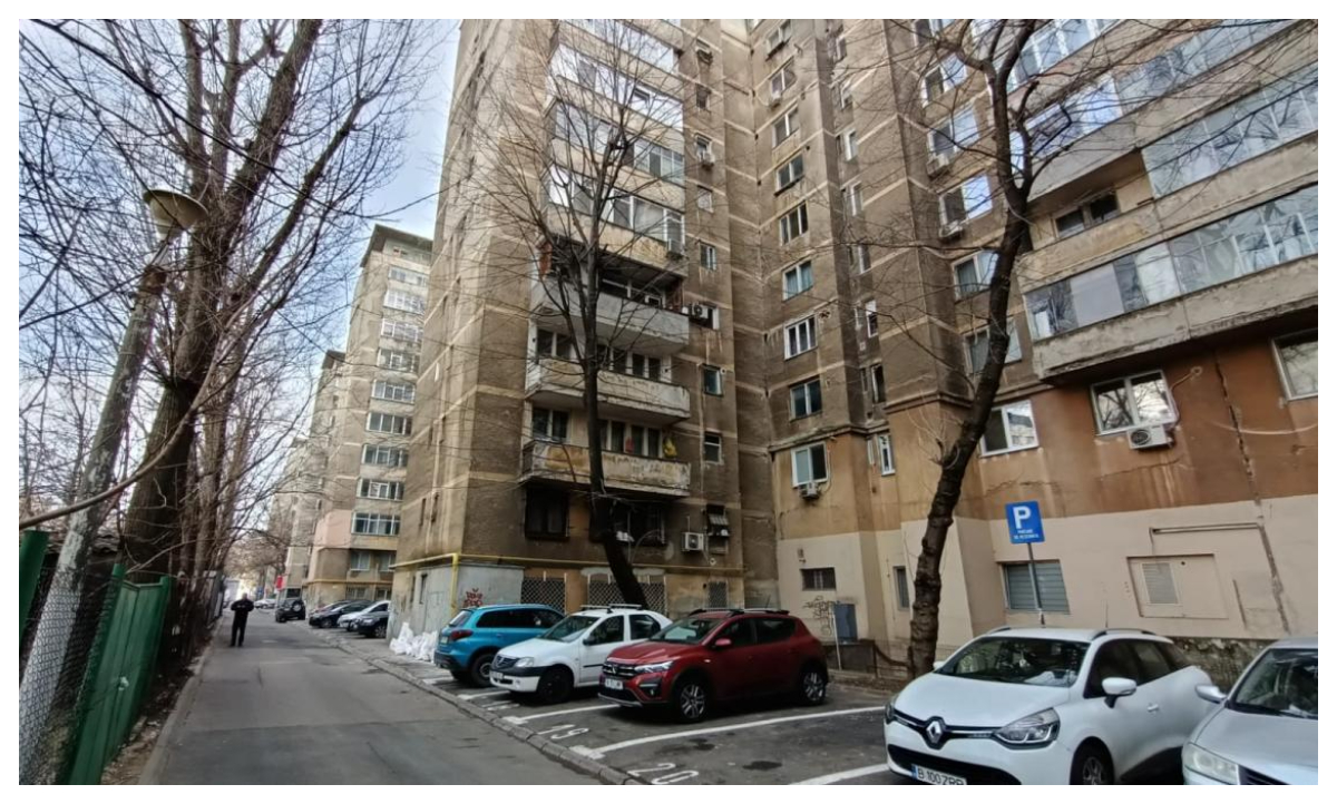 Proprietarii unui apartament din Iași se chinuie să scape o chiriașă de aproape doi ani. I-au tăiat lumina și au chemat poliția, însă tânăra refuză să plece