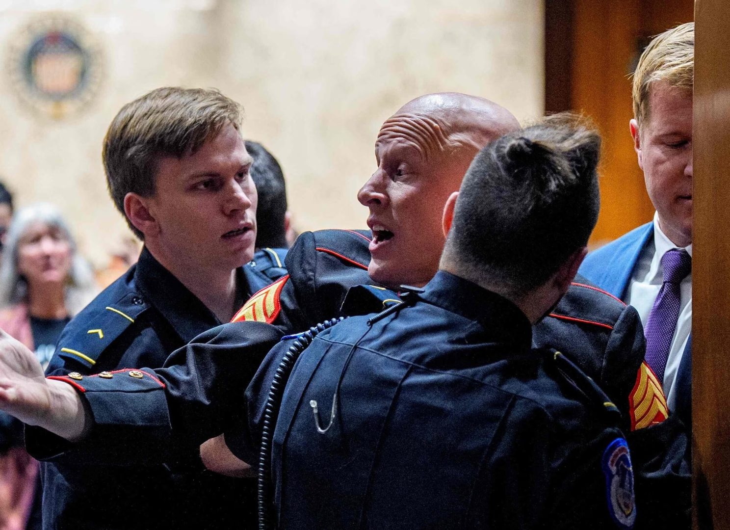 VIDEO Veteran al Puşcaşilor Marini, dat afară dintr-o şedinţă a unei subcomisii a Congresului pentru proteste împotriva războiului din Iran. Trei poliţişti şi un senator republican au tras de bărbatul care urla „Nimeni nu vrea sălupte pentru Israel!”