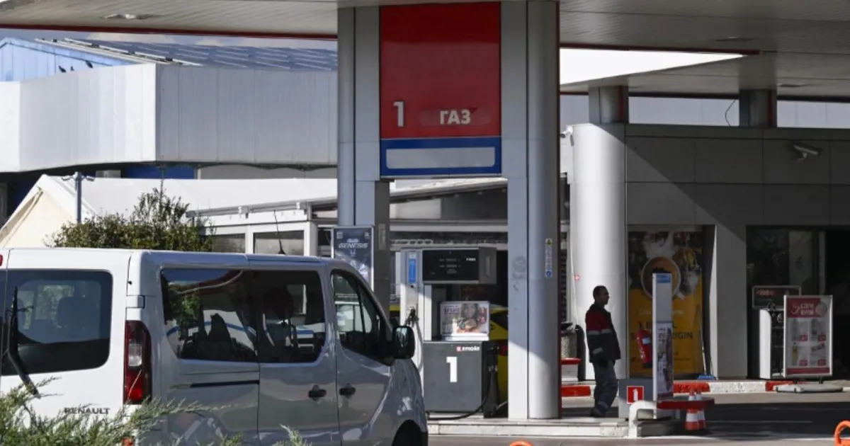 Cozi imense la carburanţi în Bulgaria. Şoferii din România şi Grecia au luat cu asalt benzinăriile de la sud de Dunăre