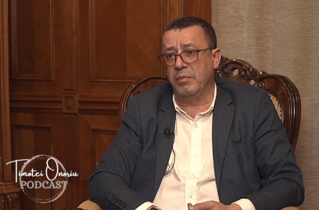 VIDEO Victor Ciutacu o distruge pe Laura Vicol: „A venit miloaga asta să se roage de mine. Tot la puşcărie o să ajungă, e predestinată. E crescută în mediu infracţional, gândeşte în mod infracţional”