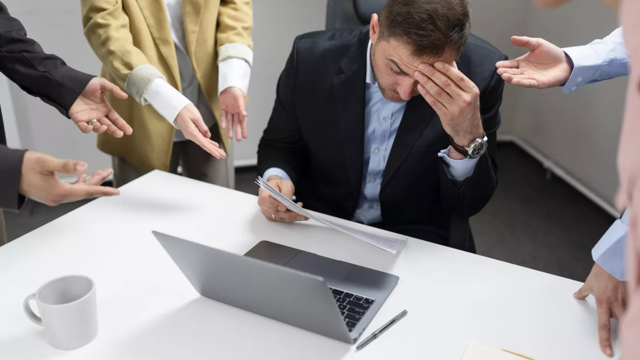 Un miliardar a concediat angajații de pe 12 etaje dintr-o companie: „Nu pot să-mi dau seama ce naiba fac”