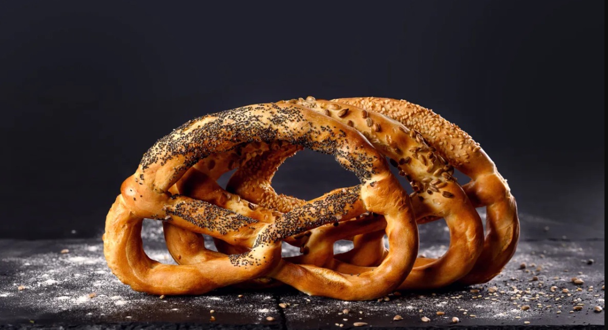 S-a ieftinit covrigul de la Luca. Cât costă acum cel mai popular produs de patiserie: „Nu e un lux și nici n-ar trebui să devină unul”