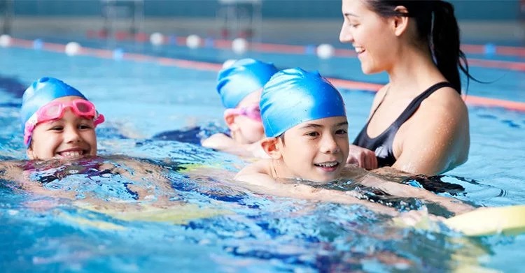 Cursuri de înot pentru copiii din România după modelul campionului care l-a interpretat pe Tarzan. Totul despre programul „Johnny Weissmuller”