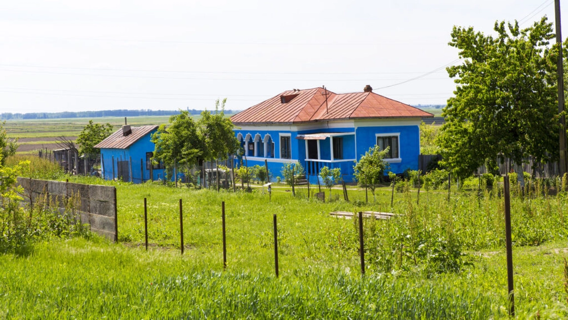 Lege drastică pentru românii care stau la curte. Fapta care le poate aduce o amendă imensă sau chiar închisoarea! 