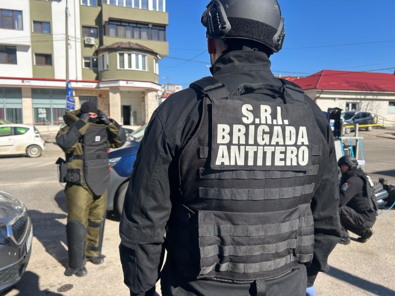 Alertă cu bombă la o bancă. Un colet suspect, abandonat într-o unitate bancară, verficiat de polițiști