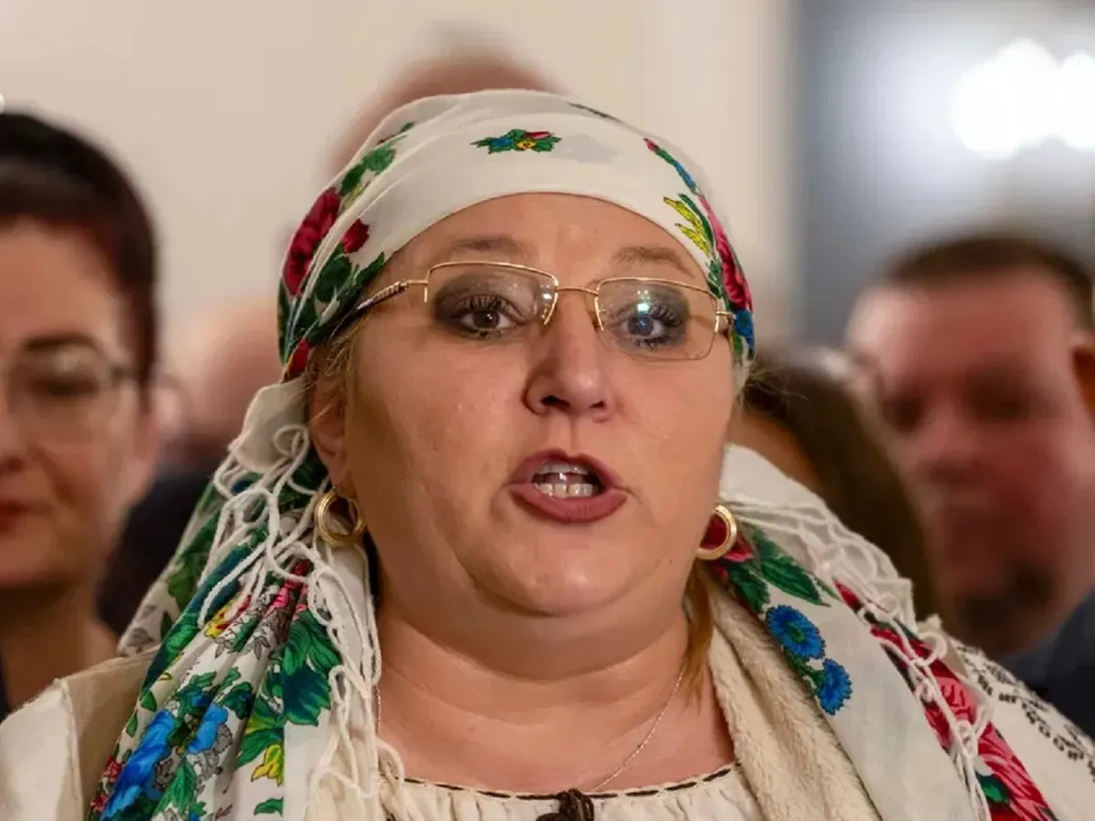 Diana Şoşoacă, un nou delir revărsat în online, invitată de Carmen Harra: „România a trimis soldaţi în Ucraina. Au murit în urmă cu un an, erau peste 300 de soldaţi morţi”