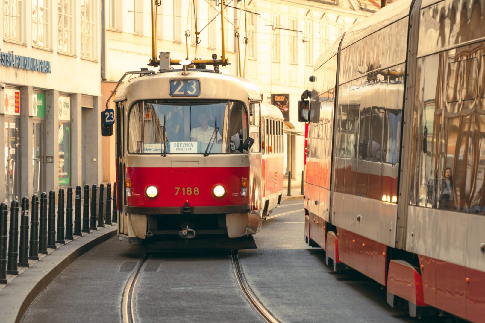 Excursie de coşmar în Cehia. Elevi români răniţi grav la Praga după un accident cu tramvaiul
