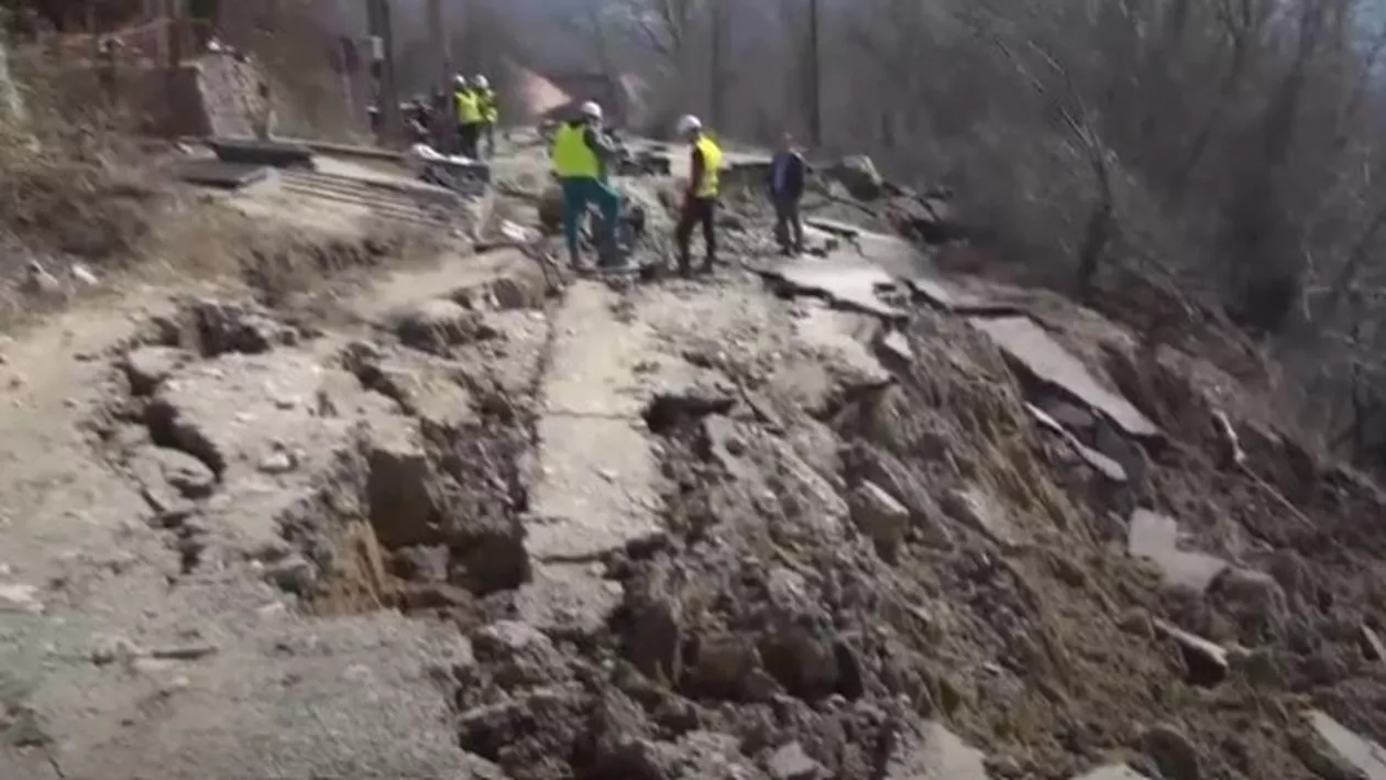În judeţul Vâlcea, 79 de case au rămas izolate după ce un drumul s-a rupt din cauza ploilor. Primarul spune că sunt soluţii, dar nu are bani, fără ajutorul Guvernului