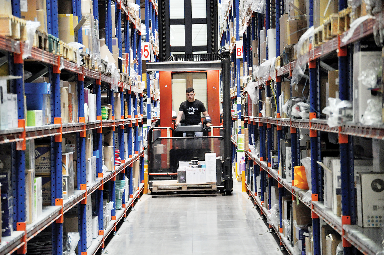 Estimările managerilor: Preţurile vor crește accentuat până în luna mai. INS: Consumul s-a prăbuşit dramatic