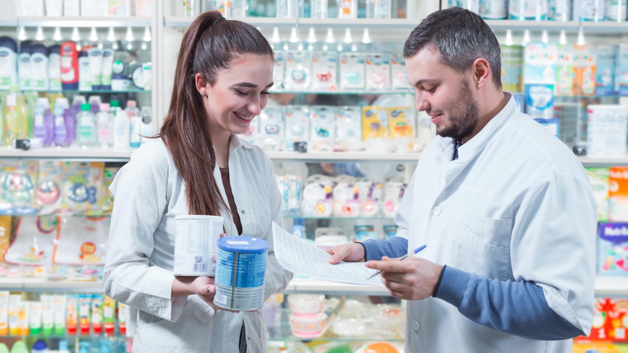 Câți bani câștigă farmacistele de la Help Net, Dona și Sensiblu. Cum arată salariile în 2026