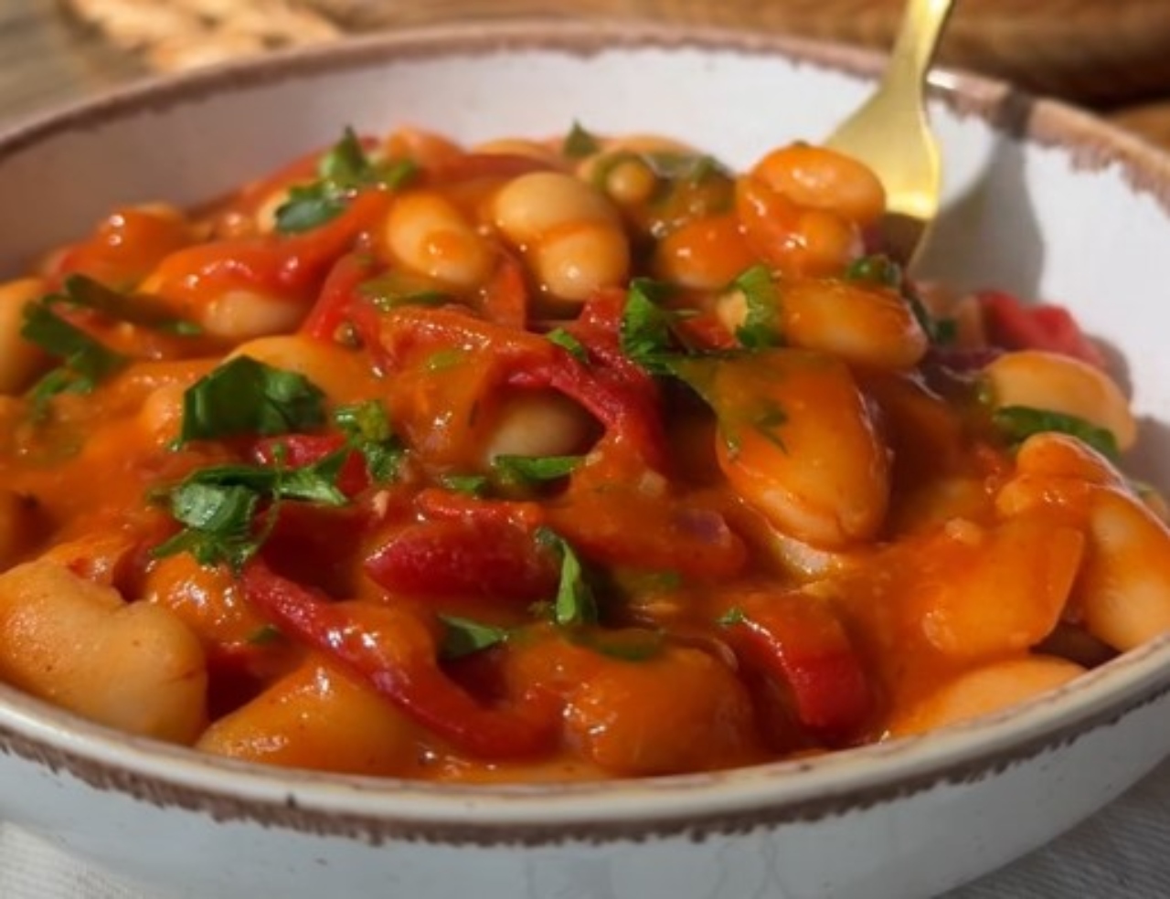 Fasole cu ardei copt în sos cremos, după rețeta recomandată de Cosânzene. Preparatul de post super-bun pe care îl prepari ușor și rapid