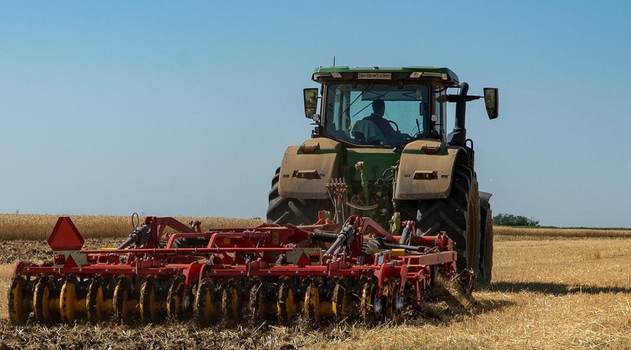 Fermierii români, îngrijorați de creșterea prețului la motorină: ”Dacă ajunge la 10 lei, va fi DEZASTRU”