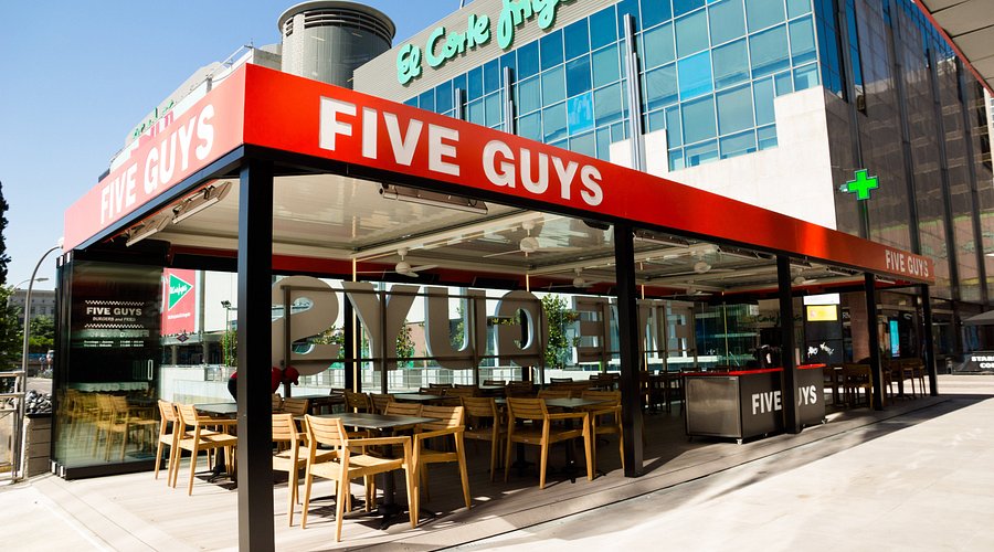 CEO-ul companiei Five Guys a dat angajaților bonus de 1,5 milioane de dolari: „Nu voiam să mă împuște cineva în spate, am dat-o în bară”