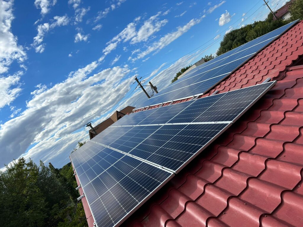 Ce alternative au românii pentru instalarea de panouri fotovoltaice, după suspendarea programului Casa Verde