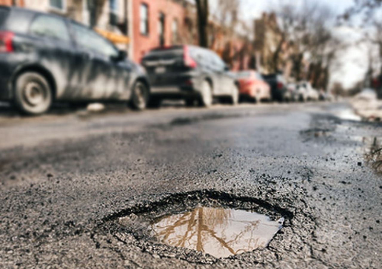 IREAL! Cum face un mecanic auto peste 2.200 de dolari pe noapte, datorită unei gropi din carosabil. ”Nenorocirea unui om este norocul altuia”