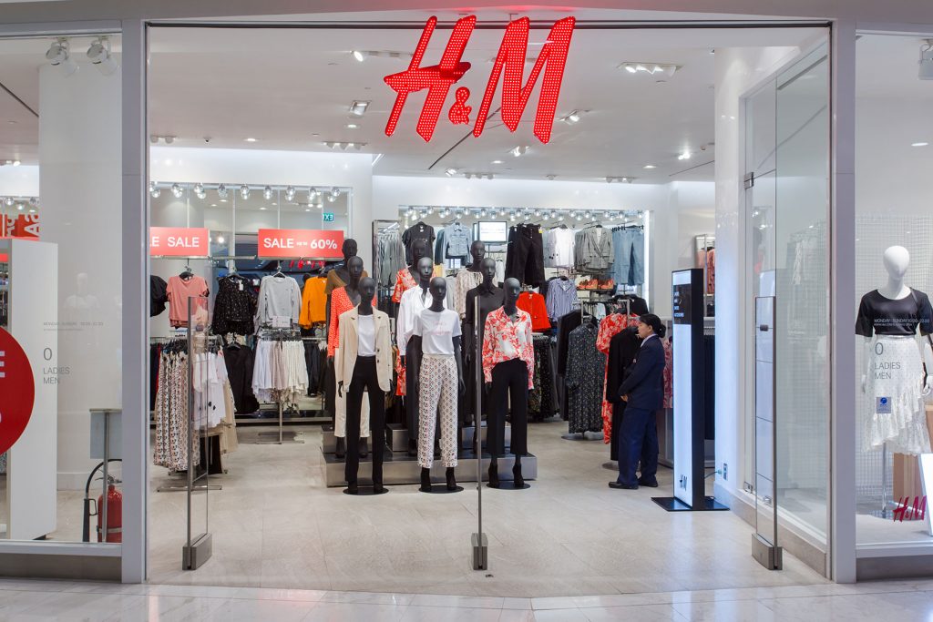 Clienții H&M își pot plăti cumpărăturile în rate, fără dobândă. Retailerul a extins și în România parteneriatul cu Klarna