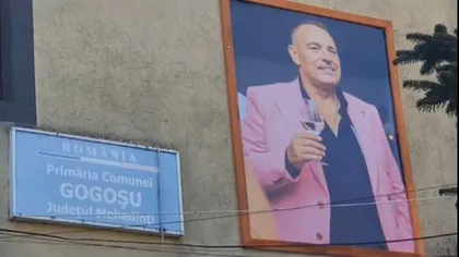 Primarul care „nu vrea” să plece din instituție: Tabloul șocant cu fostul edil decedat, cu vinul în mână, care îi întâmpină pe localnicii din Mehedinți