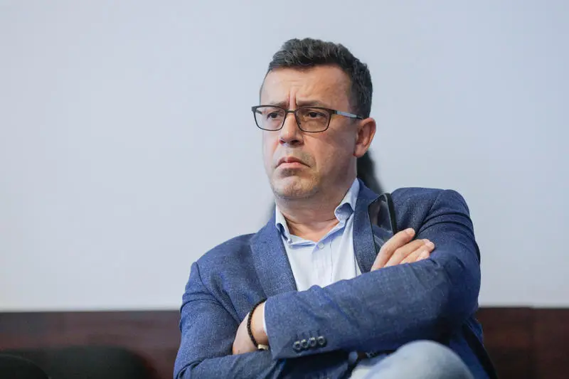Victor Ciutacu îl ia la mișto pe Călin Georgescu: „Deduc că adevăratul lider spiritual al mișcării suveraniste e Vali Vijelie”. Delirul mesianic nu l-a impresionat pe jurnalist