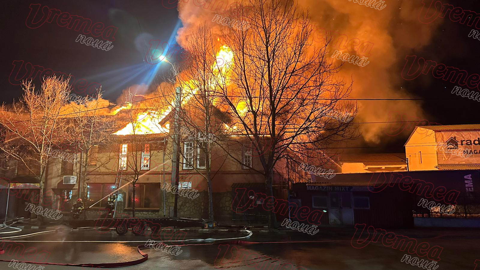 Incendiu de proporții la ”casa lui Moș Crăciun” de la Huși. Au ars abatorul unei fabrici de carne, locuința patronilor, dar și un restaurant