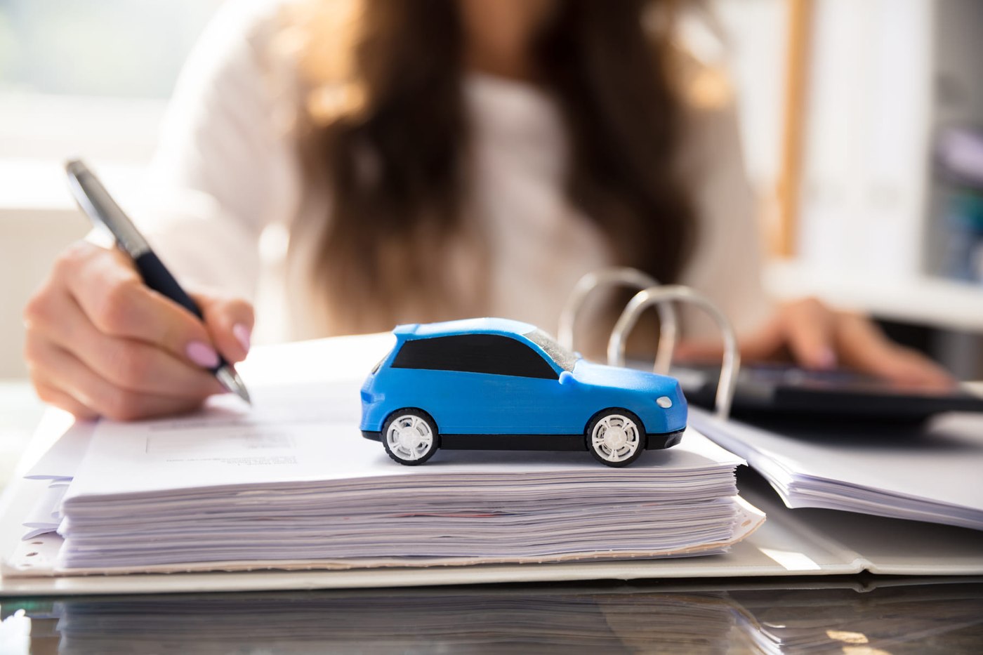 Ai vândut mașina? Iată cum te asiguri că nu mai ești „bun de plată”. Tot ce trebuie să știi despre radierea fiscală în 2026