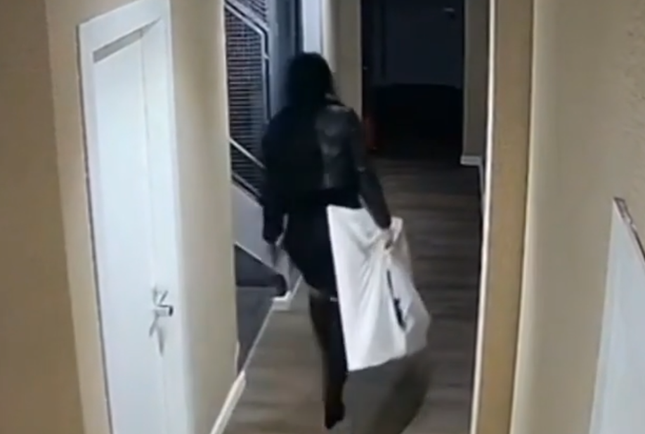 Jaf într-un Airbnb din centrul Capitalei. Turista cazată în apartament a plecat cu televizorul ascuns în lenjeria de pat