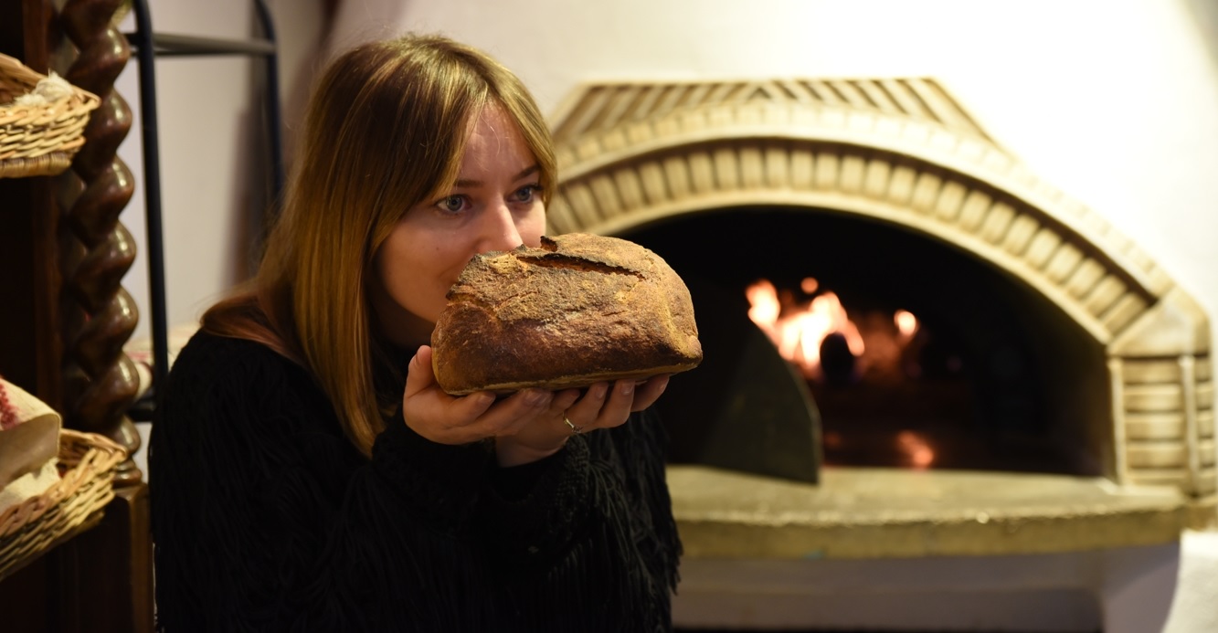 Cât costă o pâine în brutăriile Laurei Cosoi, după scumpirea carburanților: „Pâinea e coaptă în cuptor cu lemne”