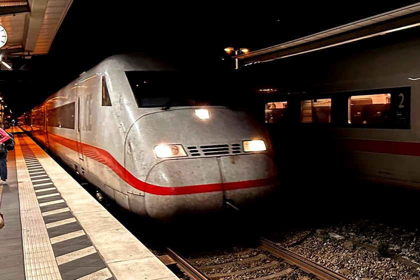 Proaspăt eliberat din pușcărie, un român s-a „recalificat” în controlor de trafic feroviar în Germania. S-a îmbătat criță și a perturbat circulația trenurilor de mare viteză