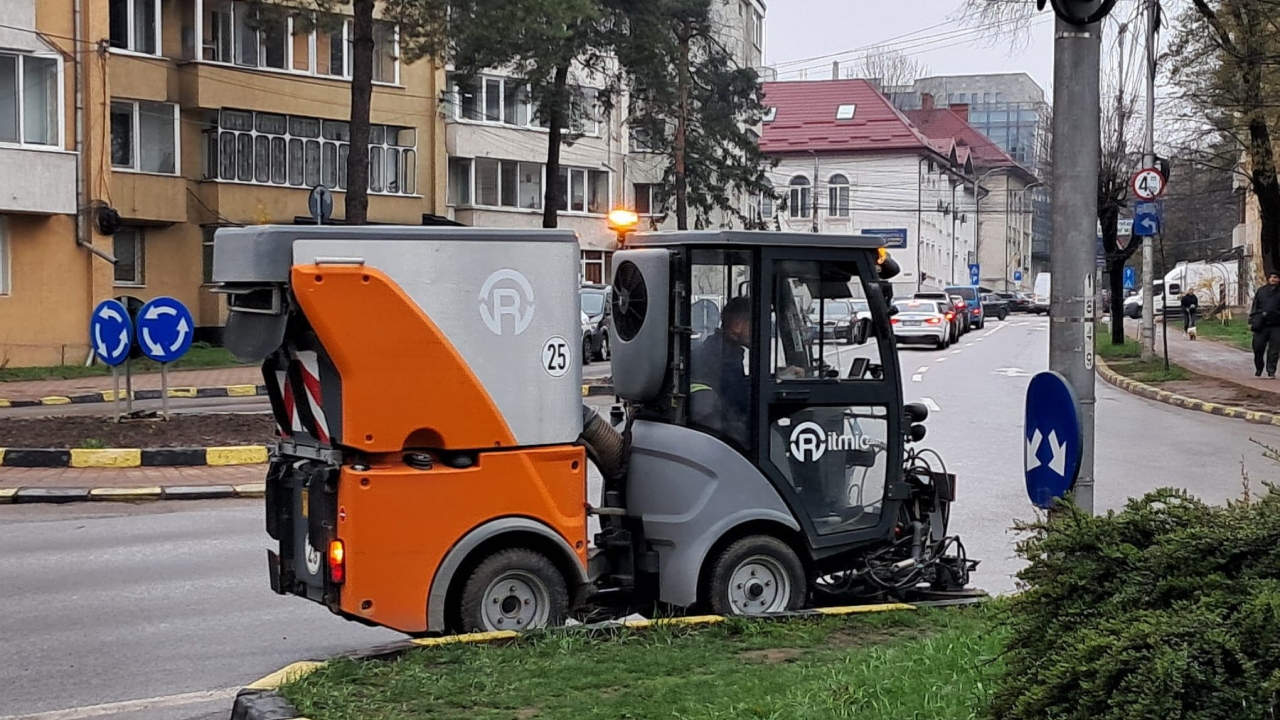 Primarul unui oraș din România a ales să facă economie conducând personal utilajele de curățenie: „Este o plăcere”