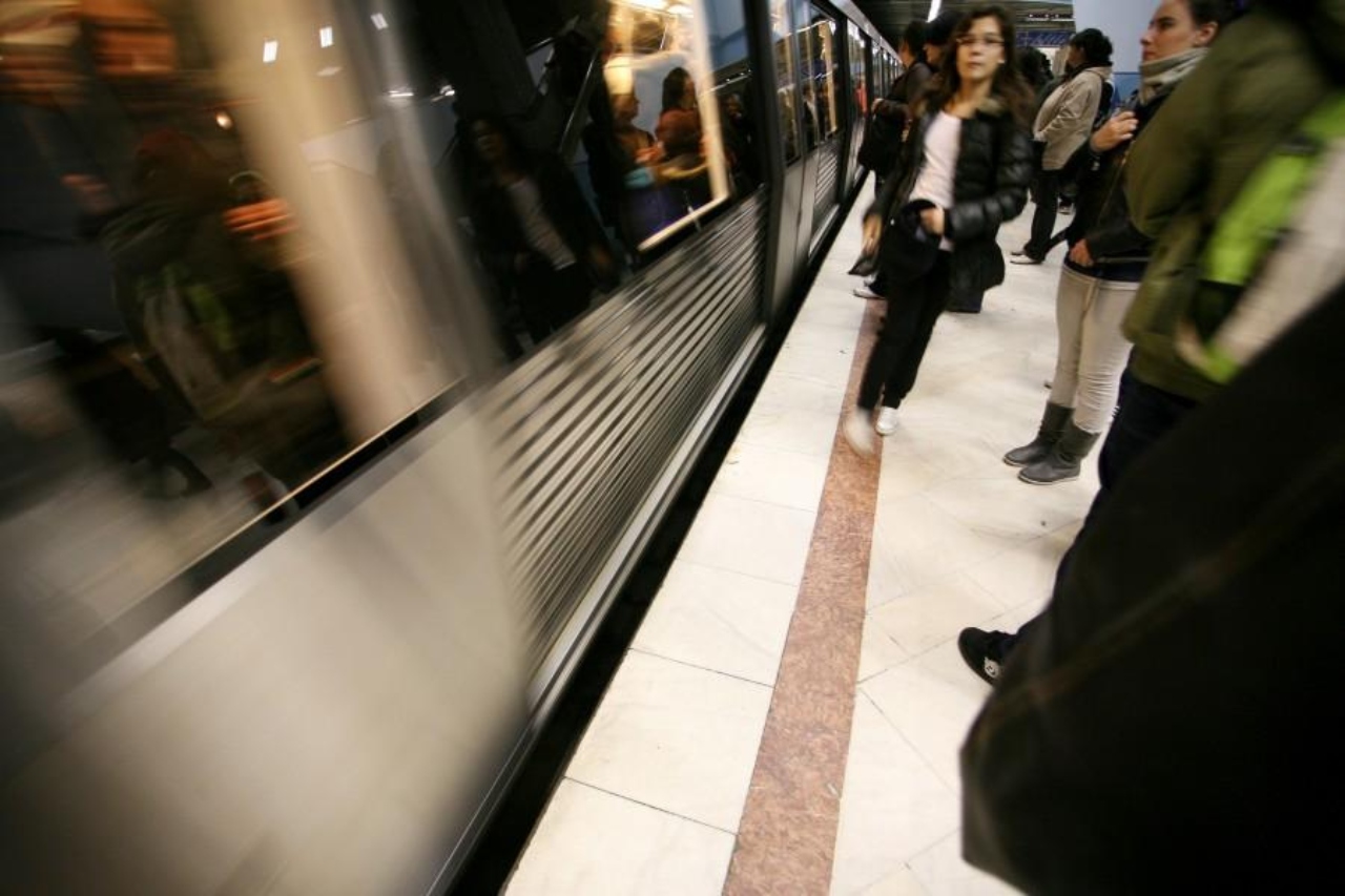 O persoană s-a aruncat în fața metroului la stația Unirii! Echipajele de intervenție nu i-au putut salva viața