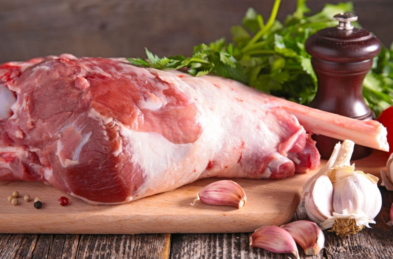 Ce prețuri au pulpa de miel și drobul în marile lanțuri de magazine. ”Câți români își vor permite?”