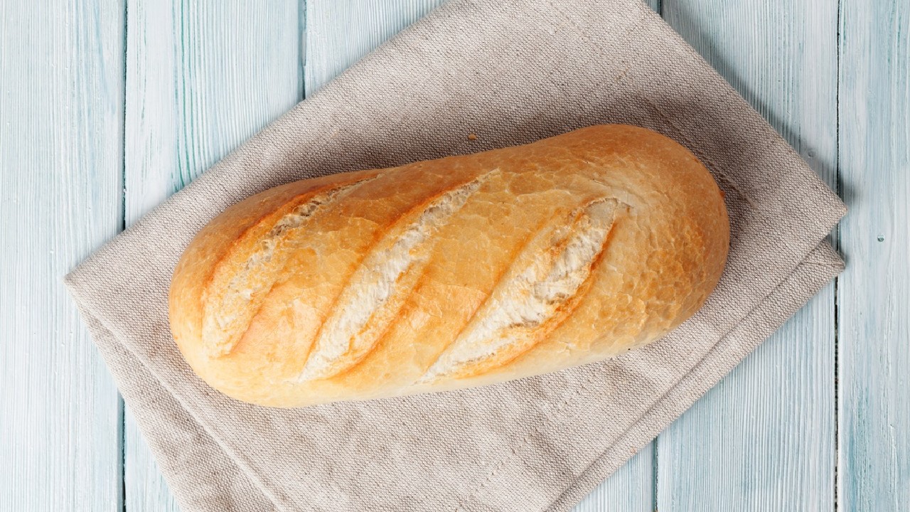 Alertă alimentară în România. ANSVSA a descoperit pâine cu bucăți de plastic pe rafturile supermarketurilor