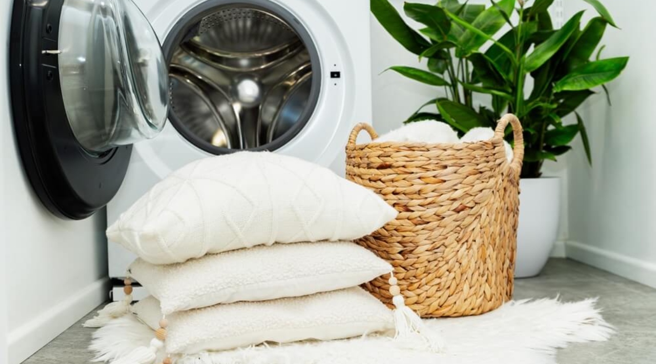 Trucul prin care poți curăța perfect pernele. Soluția naturală care elimină mirosurile și bacteriile