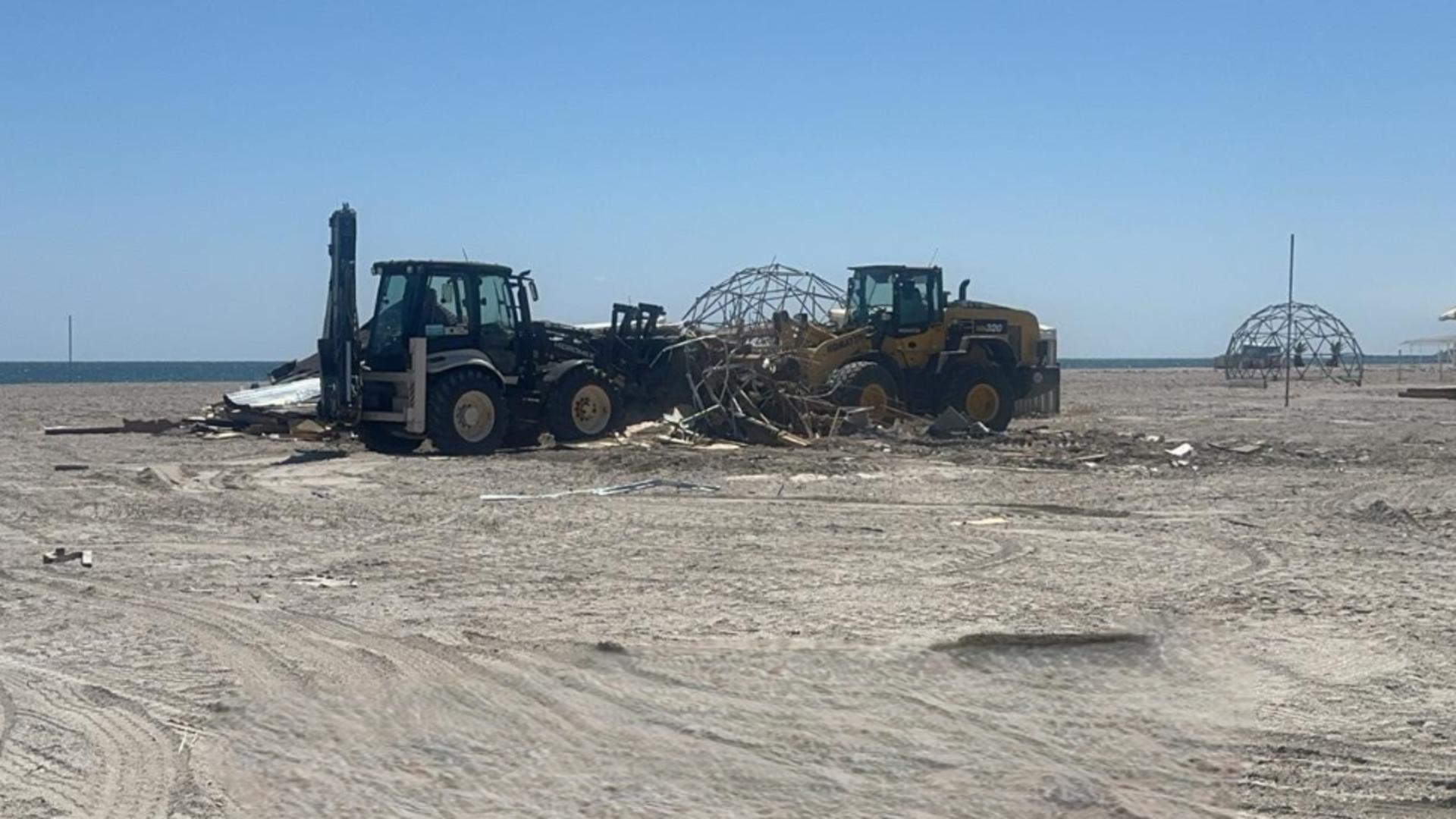 Rezervor de gaz lichefiat, cu capacitatea de 2.600 de litri, descoperit îngropat pe plaja din Năvodari, avariat de un utilaj. Anunţul ministrului Mediului, Diana Buzoianu