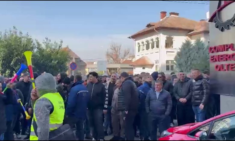 Concedieri masive înainte de Paște. Protest în fața Complexului Energetic Oltenia