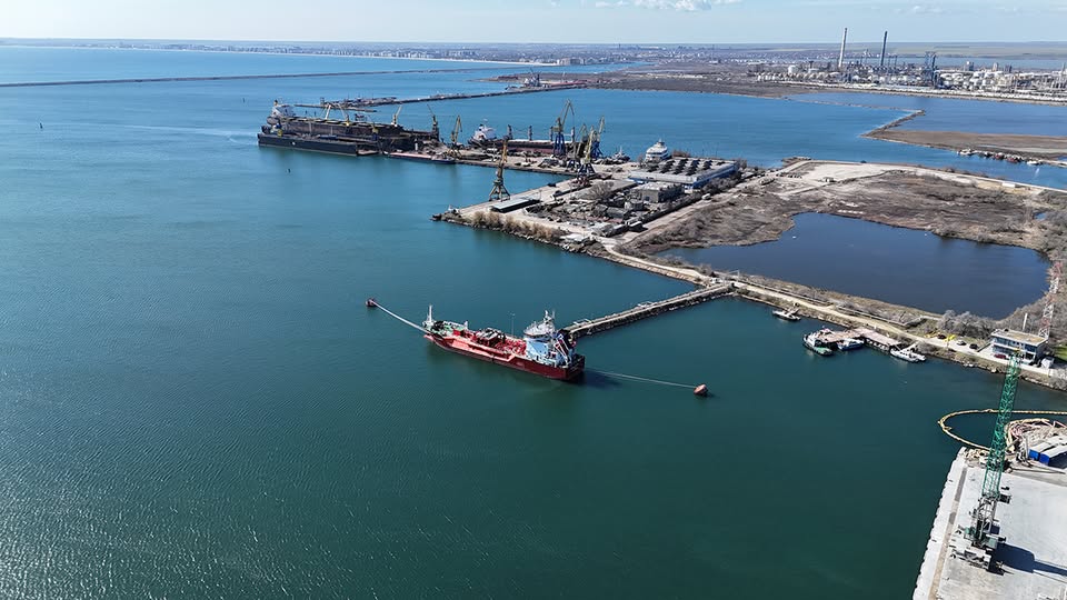 Un remorcher la bordul căruia se aflau cinci persoane s-a răsturnat în Portul Midia