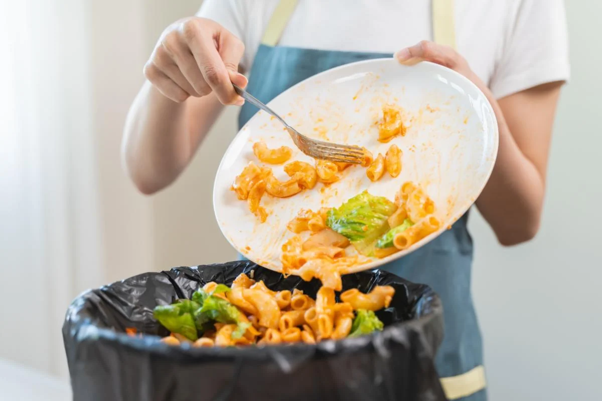 Raportarea risipei alimentare devine obligatorie de la 1 aprilie: Amenzi uriașe pentru firmele care nu declară stocurile aruncate